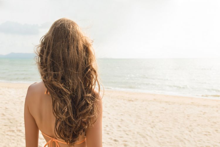 mujer en la playa