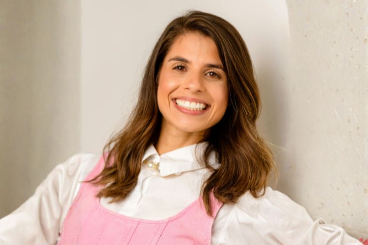 mujer sonriendo feliz