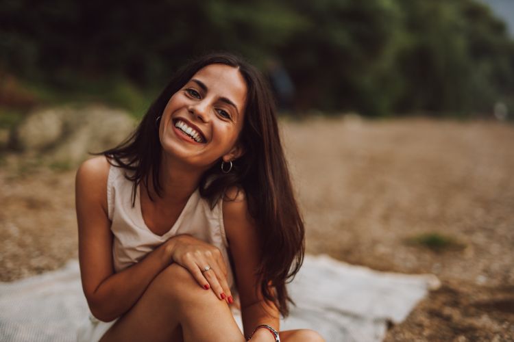 mujer morena sonriendo en verano