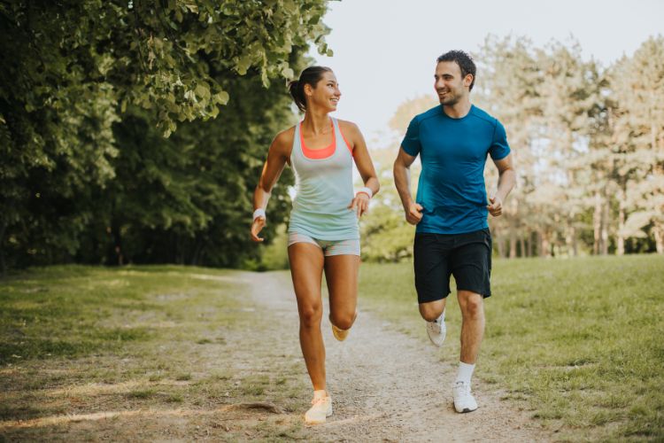 pareja corriendo por el campo en verano